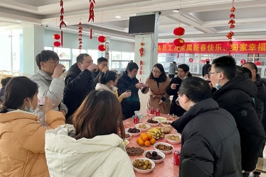 大年夜，新倉鎮(zhèn)黨委書記與留平職工共迎新春佳節(jié)